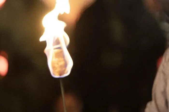 Beim großen Perchtenlauf in den Abendstunden sorgten auch Feuerspucker für „Action“