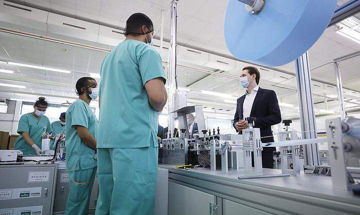 Bundeskanzler Sebastian Kurz während eines Besuchs der Maskenproduktion der Hygiene Austria
