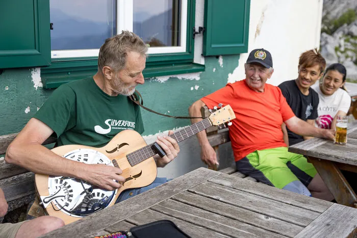Echt, ehrlich, erdig und hörenswert: Sepp Tieber-Kessler und Stevie Muskatelz bei ihrem Konzert vor dem Admonter Haus