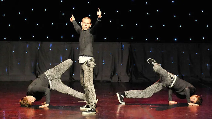 Das Trio „Break Hard Power Moves“