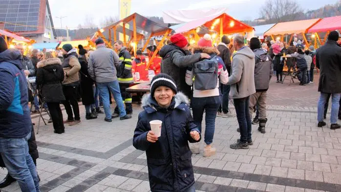 Am Vorplatz des Gemeindeamtes Krottendorf-Gaisfeld fand wieder der beliebte Weihnachtsmarkt statt.