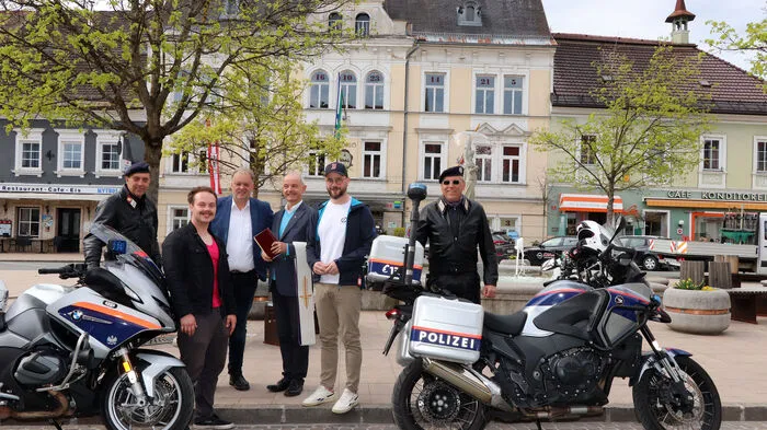 Es war wieder ein "erfolgreicher Start" für zahlreiche Radler durch Feldkirchens Bürgermeister Martin Treffner, einer Segnung durch Diakon Norbert Wohlgemuth am Hauptplatz.