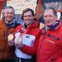 Die Kärntner Olympiasieger Fritz Strobl und Franz Klammer gratulierten Matthias mayer bei seinem Empfang in Afritz