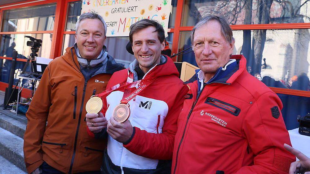 Die Kärntner Olympiasieger Fritz Strobl und Franz Klammer gratulierten Matthias mayer bei seinem Empfang in Afritz
