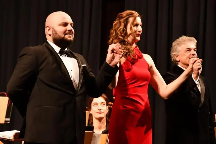 Besonders eindrucksvoll präsentierten sich die Solisten Martina Mikelić (Alt) und Gheorghe Cibotaru (Bariton) in der „Chanson bohème“.