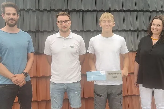 Tobias Scherberl, (3.v.l.), Schüler der Polytechnischen Schule Mureck, hat beim Landeswettbewerb Bau der Bauakademie Steiermark den 2. Platz erreicht. Direktorin Manuela Berghold und Stefan Voit, (1.v.l.), Leiter des Fachbereichs Bau an der PTS Mureck, sind sehr stolz. Patrick Zenz (2.v.l.) hat als Verantwortlicher der Bauakademie Steiermark die Auszeichnung überreicht. Scherberls zukünftiger Lehrbetrieb, die Firma Pock aus Gnas, gratuliert ebenso zum Erfolg.