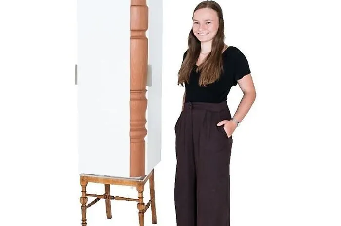 Eleni Gesirich baut auf die Tragkraft: Aus ihrem Sessel wurde ein elegantes Staumöbel. Das Design wurde im Sinne von Hitoshi Abe gestaltet.