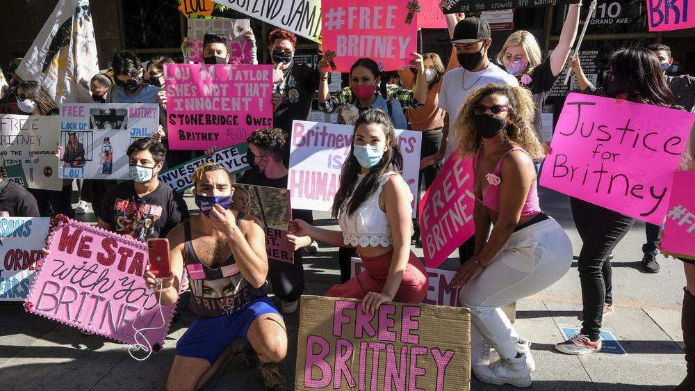 Fans unterstützen Britney Spears bei einer Demo. 