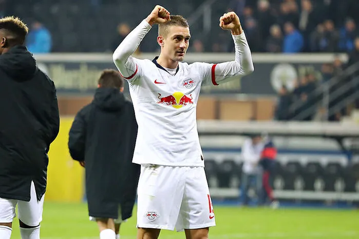 Zu Saisonbeginn noch quasi aussortiert und im Gegensatz zu Wolf nicht für den Champions-League-Kader nominiert, stand der 30-Jährige in der Bundesliga zuletzt viermal in Folge in der Startformation. Bis zum 3. Februar könnte Nagelsmann den Abräumer laut FIFA-Regularien nachmelden.