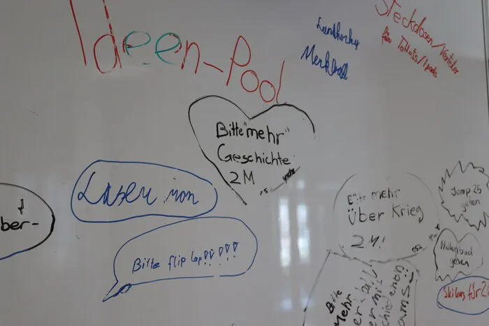 Auf dieser Tafel vor den Klassenräumen können die Kinder Wünsche und Anregungen anbringen.