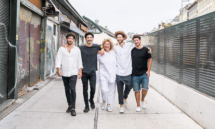Haya Molcho mit ihren vier Söhnen Nuriel, Elior, Ilan und Nadiv