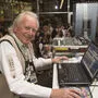 Peter Wurzinger an seinem Arbeitsplatz im Foyer der Stadthalle. Hier geht's bis frühmorgens rund