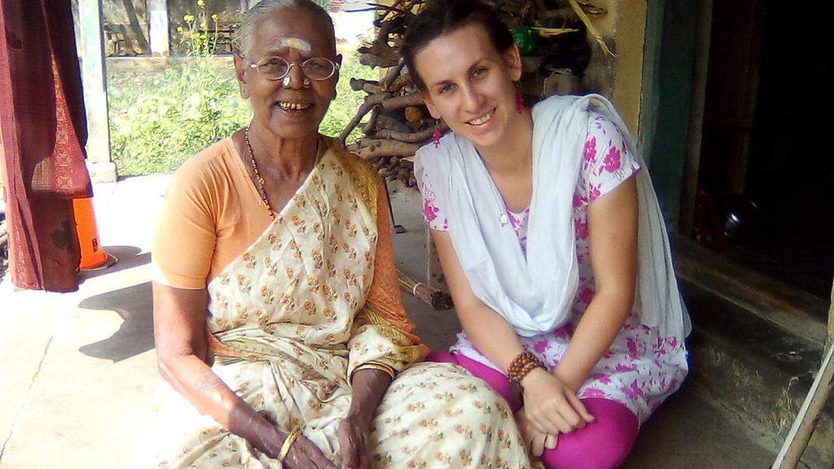 Jennifer Haindl (rechts) in Indien mit Jayamma, einer geheilten Leprakranken 