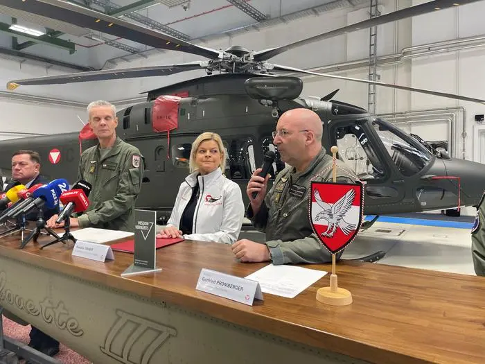 Klaudia Tanner mit Brigadier Wolfgang Luttenberger (links) und Luftstreitkräfte-Kommandant Gerfried Promberger