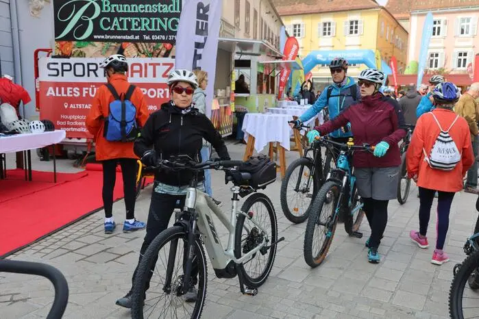 Angeführt von den Nostalgie-Radlern traten auch die Mountainbiker, E-Biker, Genussradler und Rennradfahrer in die Pedale
