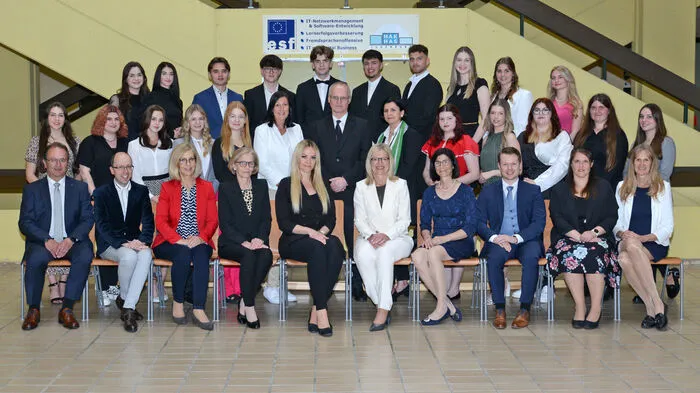 Die 5 AK-Klasse der HAK: Denise Brandl, Hannah Cifrain, Amber Dombrowski, Denisa Godjea, Sophia Grabmaier, Anna Gruber, Florian Hammer, Doris Hierzenberger, Carolina Kaltenegger, Sofia Kribitz, Minela Lidan, Theresa Luef, Leon Oppelz, Vincent Peters Ochoa, Svetlana Tripolt, Aleezah Wehr, Naomi Weiss, Jana Wolf. 