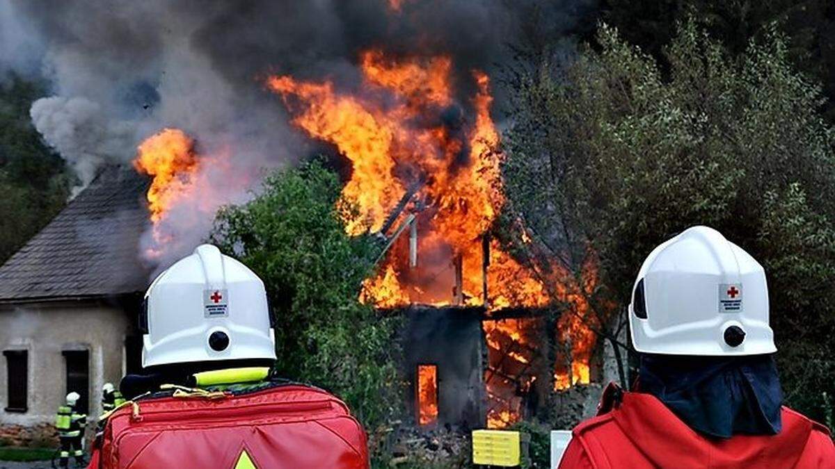 Die Flammen schlugen meterhoch aus dem Haus