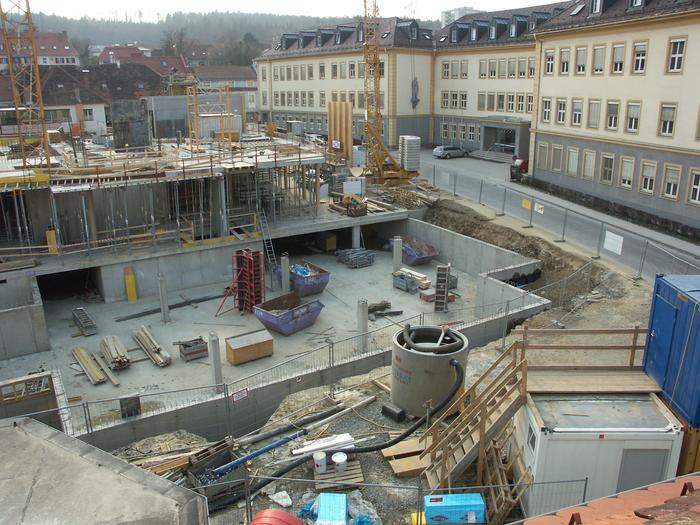 Die Baustelle mitten in der Weizer Innenstadt im April 2004