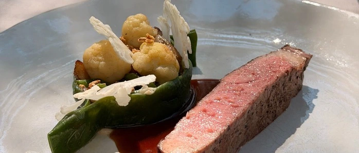 Trockengereiftes Rib-Eye mit knackigem (und püriertem) Karfiol und Steinpilzen.