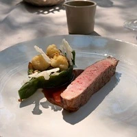 Trockengereiftes Rib-Eye mit knackigem (und püriertem) Karfiol und Steinpilzen.