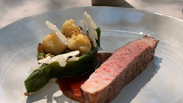 Trockengereiftes Rib-Eye mit knackigem (und püriertem) Karfiol und Steinpilzen.