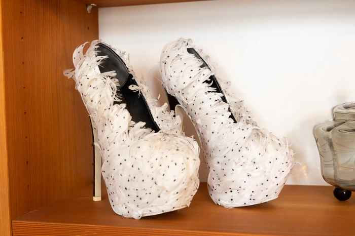 ... grazilem Schuhwerk sowie ausgewählten Vintage-Stücken geziert wird, sondern auch von zahlreichen ...