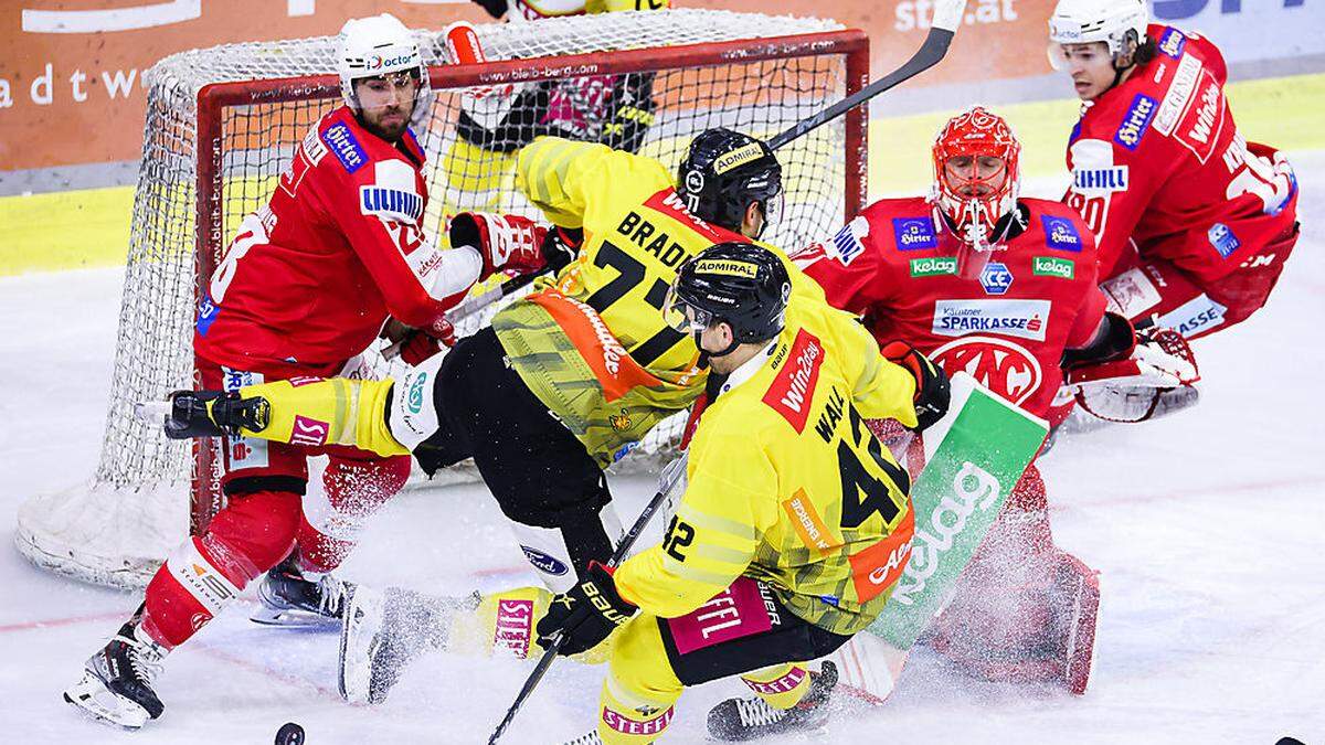 Martin Schumnig räumt vor dem eigenen Tor auf. Der Verteidiger sieht noch immer Chancen, die Serie zu drehen