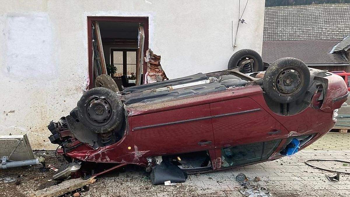 Das Fahrzeug landete am Dach, Ersthelfer konnten den Lenker befreien