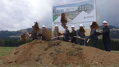 Spatenstich am 4. April