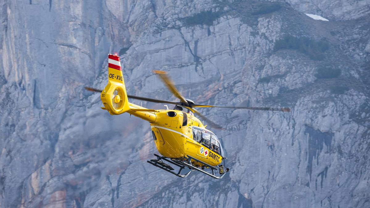 Der Notarzthubschrauber C 14 rettete das Paar aus der Wand