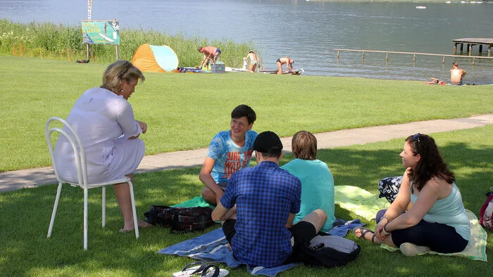 In den letzten 15 Jahren wurden über 257.000 „Sonnenhungrige“ über Hautschutz und Krebsvorsorge informiert. Am Montag kam die KGKK mit Hautärztin Elisabeth Scarsini ins Erlebnisbad Ossiach an den Ossiacher See und beriet die Gäste.