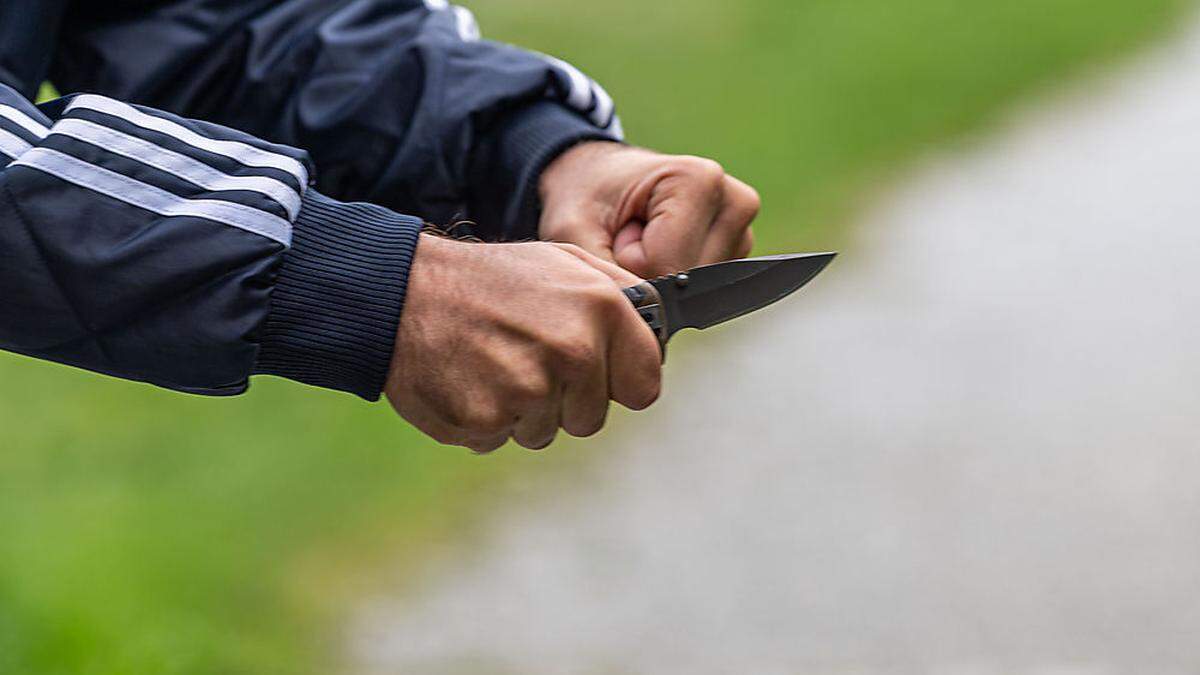 Mit einem Messer dürfte ein 75-Jähriger seiner Lebensgefährtin mehrere Schnittwunden zugefügt haben.