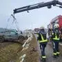 Mit einem Kran wurde das Fahrzeug geborgen 
