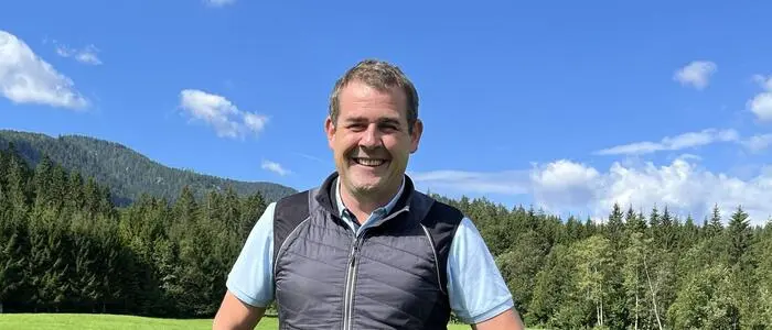 Stolz präsentiert sich der Bad Mitterndorfer Bürgermeister Herbert Hansmann vor der geplanten Loipenstrecke