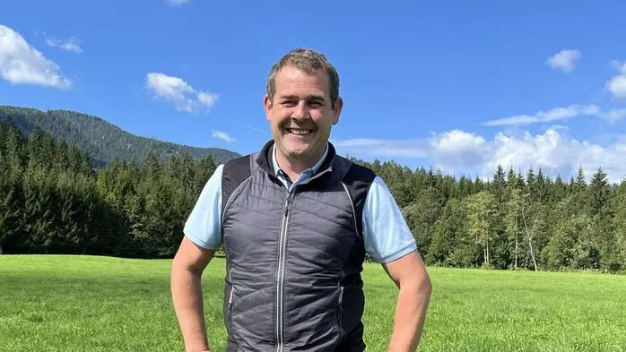 Stolz präsentiert sich der Bad Mitterndorfer Bürgermeister Herbert Hansmann vor der geplanten Loipenstrecke