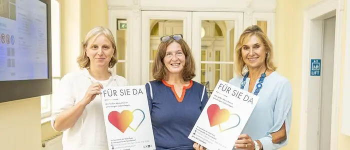 Bürgermeisterin Elke Kahr (KPÖ), neue Sozialamtsleiterin Eva Seiler und ihre Vorgängerin Andrea Fink