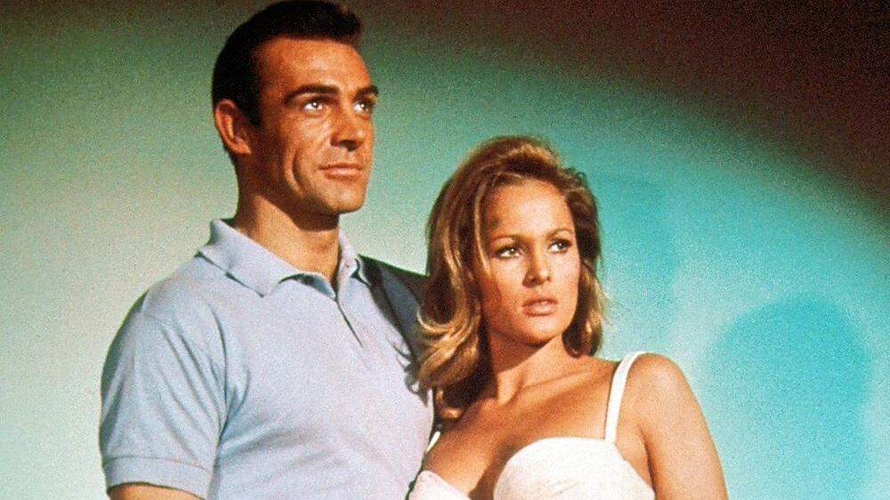 Sean Connery mit Ursula Andress in: &quot;James Bond - 007 jagt Dr. No&quot;