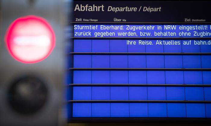 Die Deutsche Bahn stoppte am Sonntagnachmittag im bevölkerungsreichsten Bundesland Nordrhein-Westfalen ihren Betrieb, mit weitreichenden Folgen für die ganze Republik