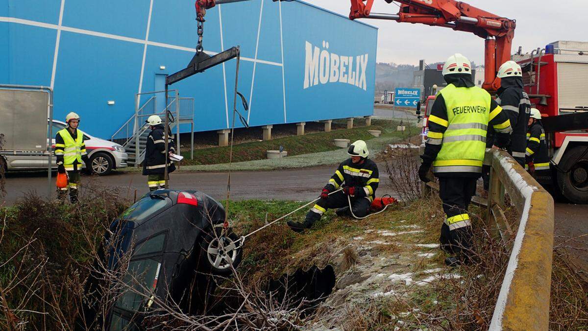 Komplizierte Fahrzeugbergung in Mühldorf