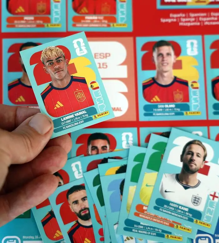 980 Sticker passen in das 112 Seiten starke Album – ein Päckchen mit sieben Stickern kostet regulär 1,50 Euro