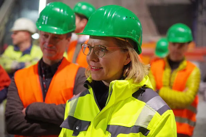 Ministerin Leonore Gewessler zeigte sich sehr beeindruckt von der Arbeit im Berg.