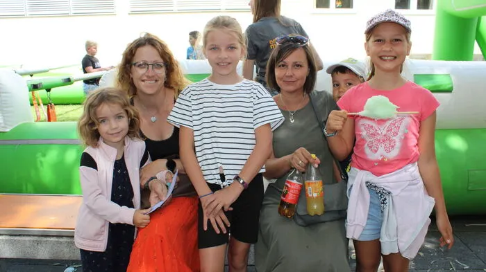 Reger Andrang herrschte am letzten Schultag vor den Ferien in der Weizer Innenstadt.