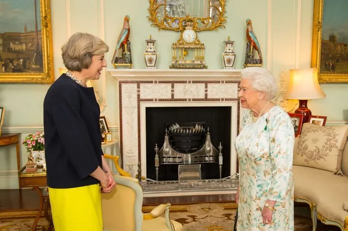Dreizehn Premierminister und -innen hat es während der Regentschaft von Queen Elizabeth II. gegeben, angefangen bei Winston Churchill bis hin zur jetzigen Regierungschefin Theresa May.