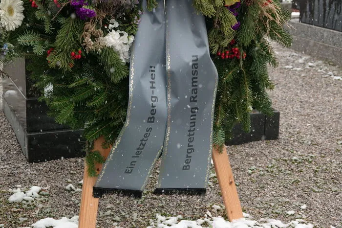 Das Engagement in den Vereinen war Schrempf besonders wichtig. Vor der Aufbahrungshalle erwiesen Kameradschaftsbund und die Bergrettung ihm die letzte Ehre