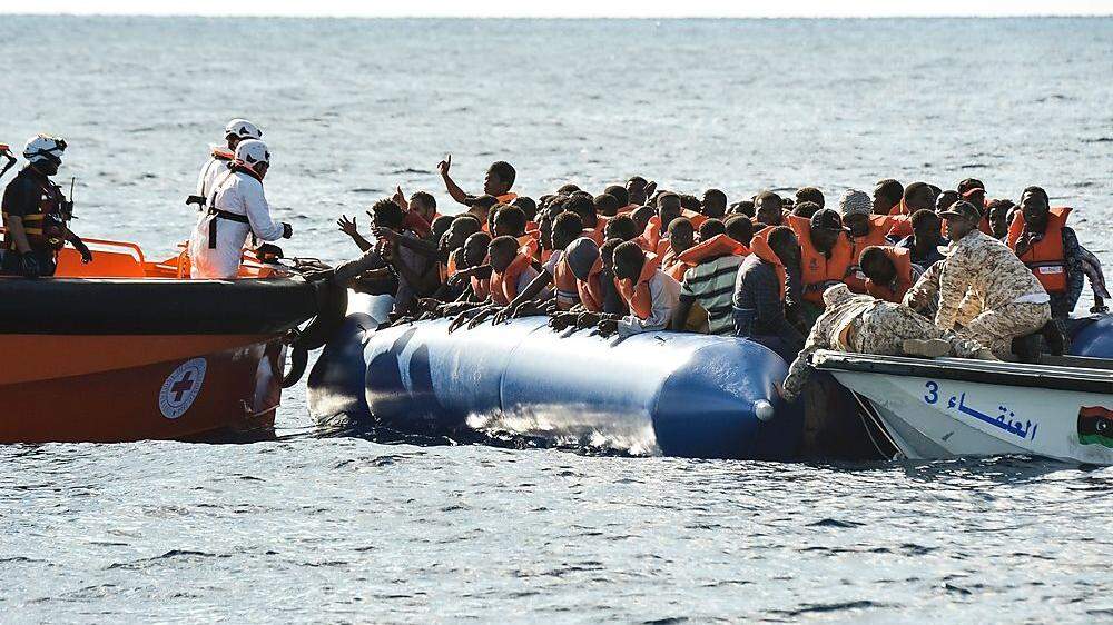 EIn Flüchtlingsboot vor der Küste Libyens