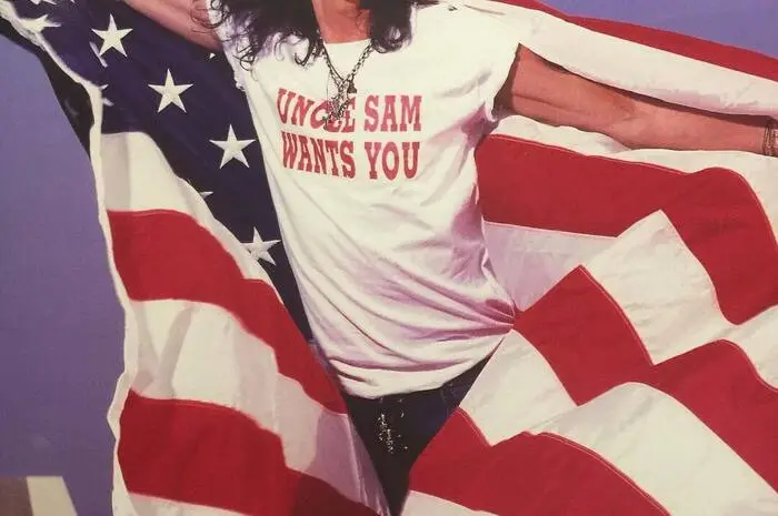 Auch Steven Tyler greift in die Patriotismus-Kiste: Mit Wind im Gesicht und Flagge um die Schultern posiert er für den Tag der Tage. Auf seinem T-Shirt: "Uncle Sam wants you".