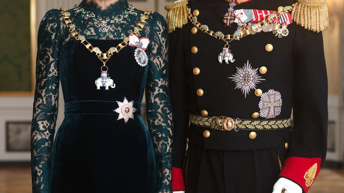 Der dänische Palast hat am Donnerstag das erste offizielle Gala-Porträt des neuen Königspaares veröffentlicht. Die Fotos zeigen Königin Mary und König Frederik in eleganter Robe mit dem Elefantenorden an Ketten. Das Porträt wird künftig u. a. in staatlichen Einrichtungen, in den dänischen Botschaften und Konsulaten in aller Welt und auf dänischen Schiffen zu sehen sein.