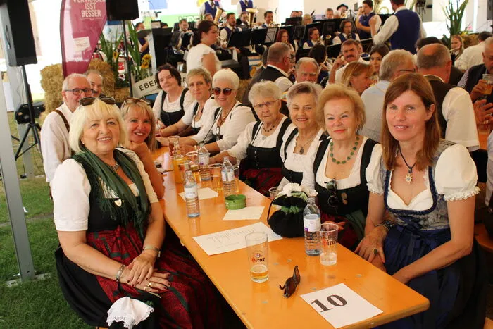 Mitgefeiert hat auch eine Abordnung der Kühnsdorfer "Goldhaubenfrauen" unter der Führung von Maria Tarkusch (1. von links).