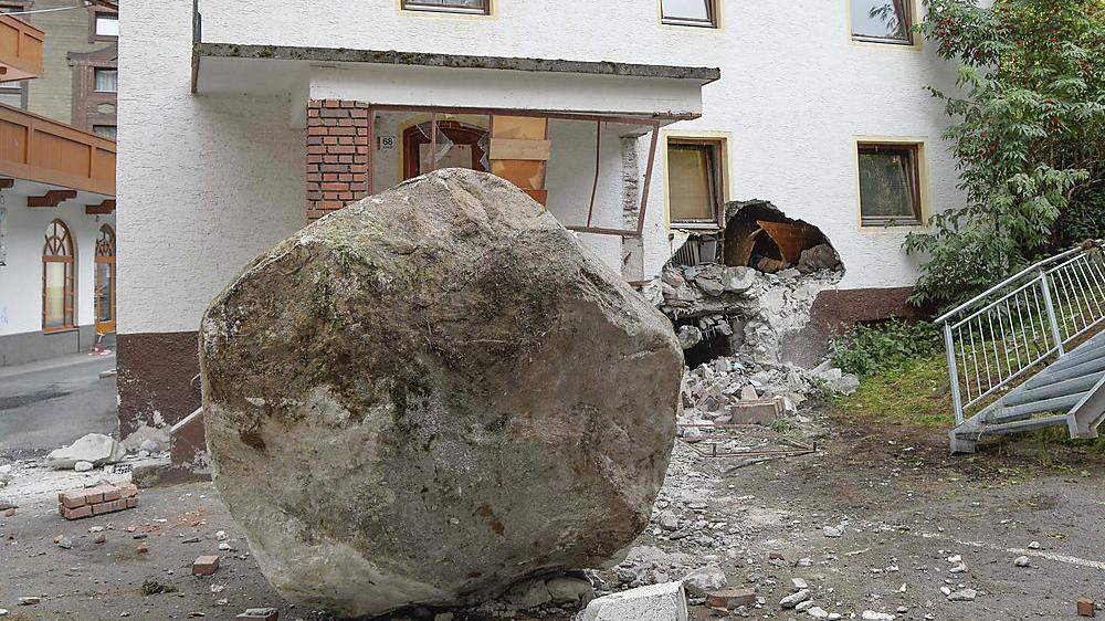 Das Wohnhaus wurde durch den Fels schwer beschädigt