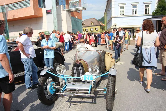 Mehr als 200 Oldtimer machten im Rahmen der Tour in Köflach und beim Lipizzanergestüt in Piber Halt und versuchten dabei die vorgegebenen Zeiten ohne Strafpunkte zu erreichen.